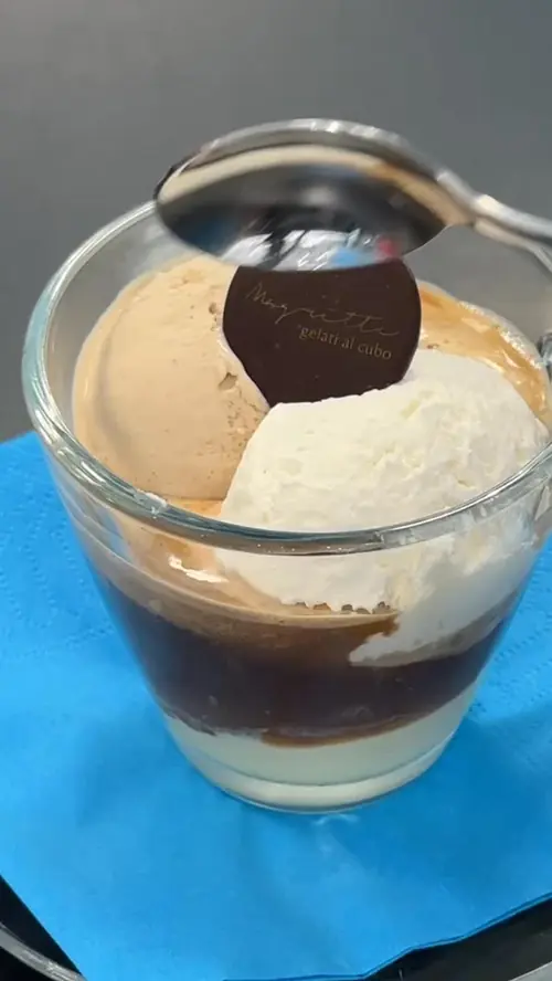 Affogato al caffè in una coppa di vetro
