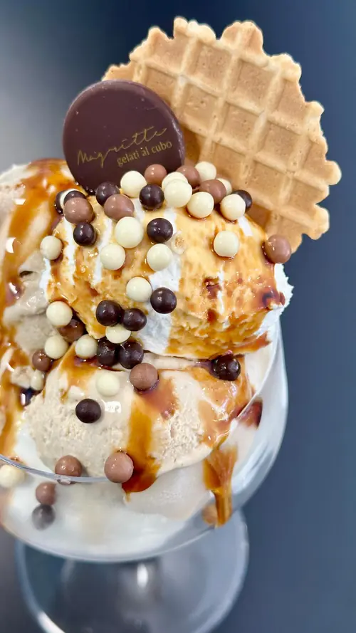 Coppa La Dolce Vita con panna, caramello e perle di cioccolato