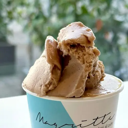 Coppetta di gelato banana, noce pecan e sciroppo d’acero