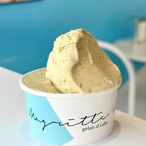 Coppetta di gelato bergamotto, pistacchio e basilico