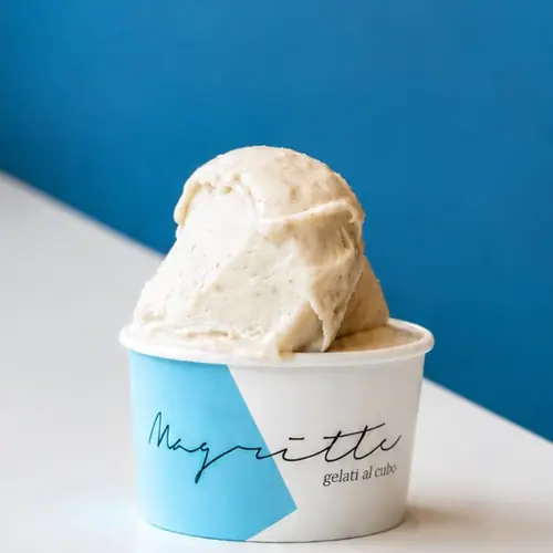 Coppetta di gelato cocco, anacardi e salvia
