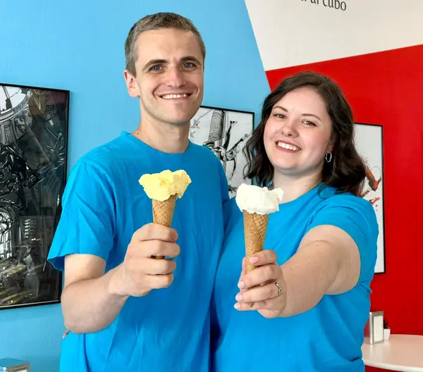 Gian Luca e Giulia sorridenti, ognuno con un cono gelato in mano