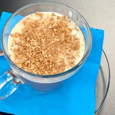 Cioccolata calda con granella in una tazza di vetro