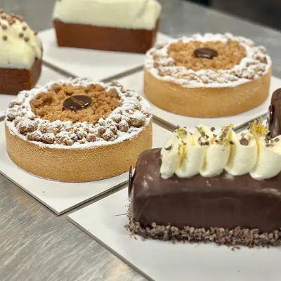 Torte da forno di Natale sul banco d’acciaio