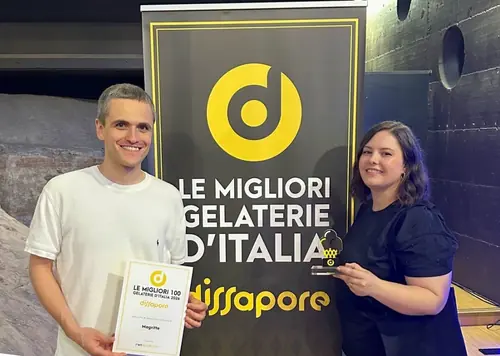 Gian Luca con l’attestato, davanti al pannello Le migliori gelaterie d’Italia di Dissapore