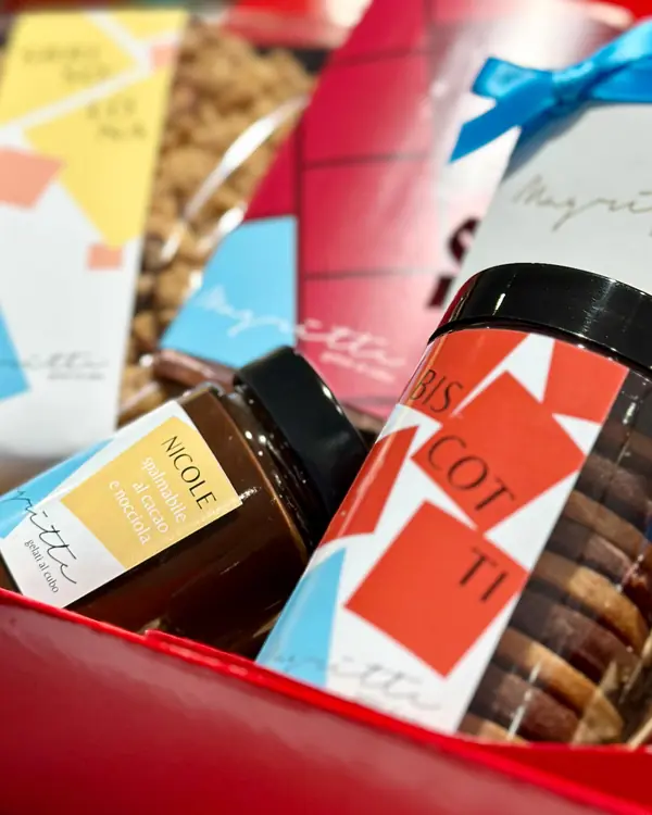 Scatola regalo rossa con crema spalmabile, biscotti, granola e tavolette Magritte