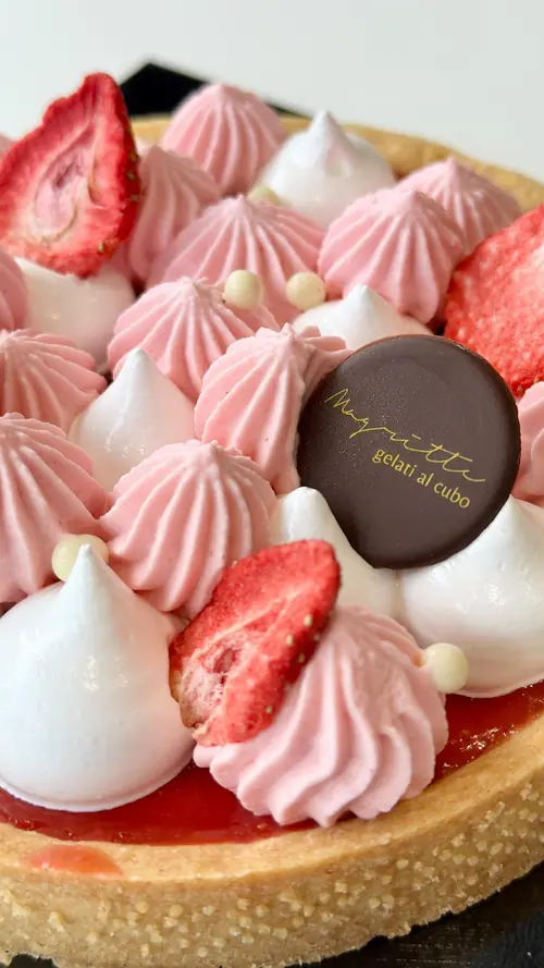 Crostata con meringhe rosa e fragole