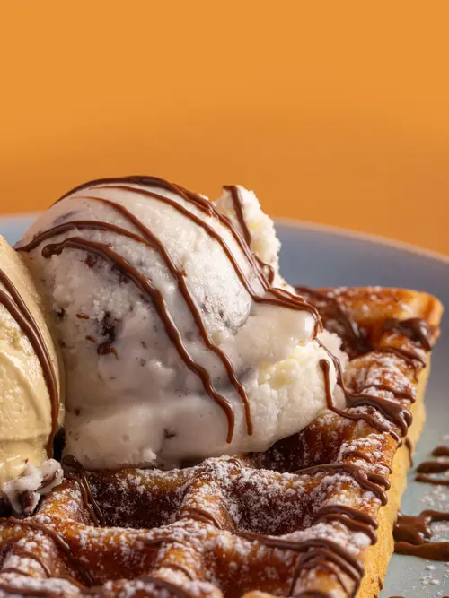 Waffle con gelato stracciatella e cioccolato fuso